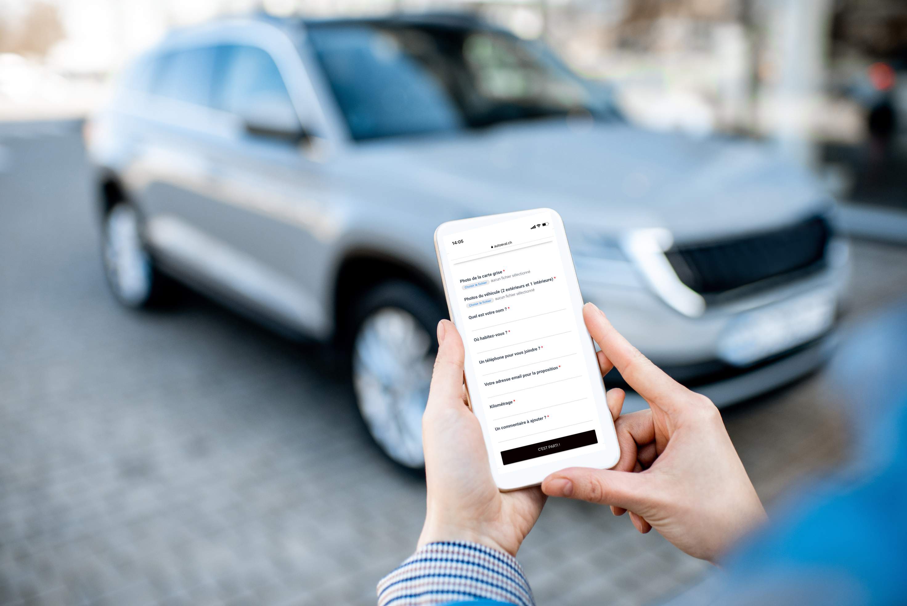 Une personne vend sa voiture en ligne facilement